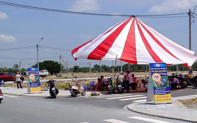 Nhân viên môi giới bất động sản lệch chuẩn đạo đức là nguyên nhân chính tạo nên các cơn sốt đất, giá ảo.
