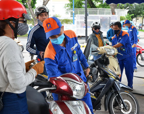 Giá xăng RON95-III tiếp tục giảm 308 đồng/lít từ 15 giờ ngày hôm nay (28/4).