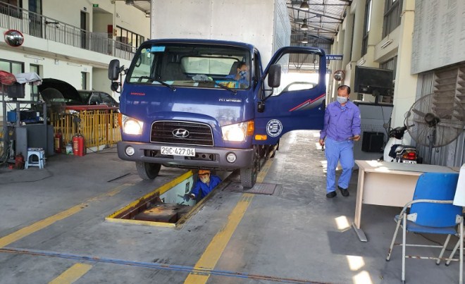 Kiểm định khí thải xe đăng kiểm tại Trung tâm đăng kiểm XCG 29-02S Yên Viên (Hà Nội).  
