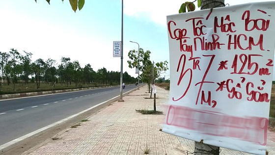 Bảng rao bán đất nền trên tuyến đường chính dẫn vào Cửa khẩu quốc tế Mộc Bài.