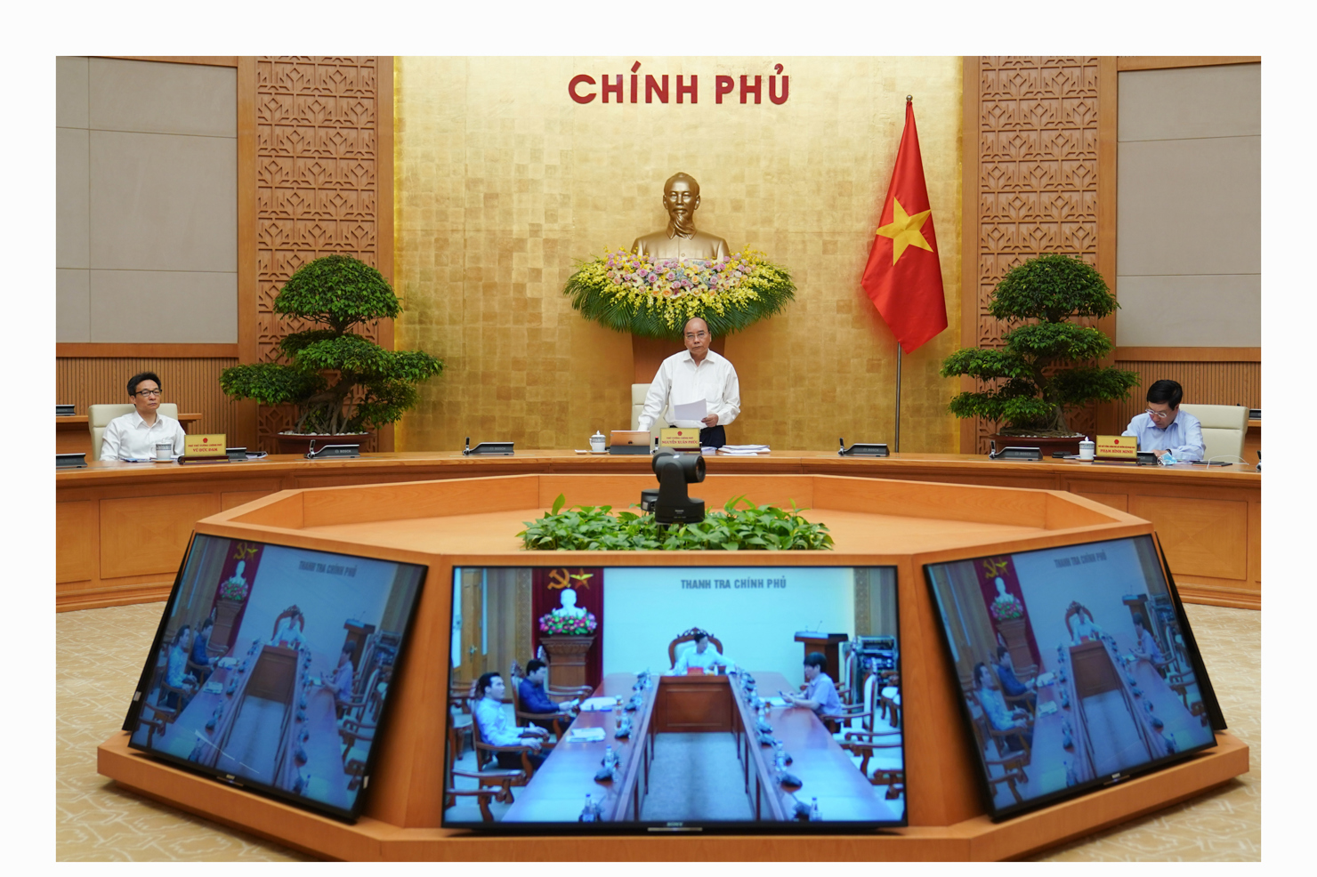 Chính phủ quyết tâm triển khai đồng bộ các giải pháp nhằm khởi động lại nền kinh tế, phấn đấu GDP năm 2020 đạt mức tăng trưởng trên 5%.