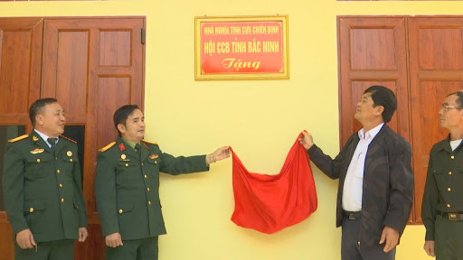 Cựu chiến binh tỉnh Bắc Ninh bàn giao nhà Nghĩa tình đồng đội cho hội viên CCB Nguyễn Văn Ý, thôn Vĩnh Trai, xã Trừng Xá.