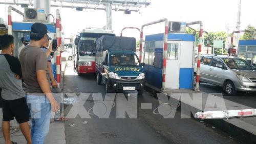 Các phương tiện lưu thông khó khăn qua trạm BOT T2 trưa ngày 21/5/2019.