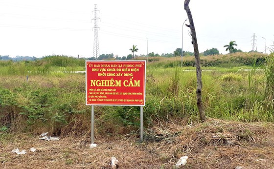 Chính quyền địa phương niêm yết thông báo khu vực chưa đủ điều kiện xây dựng.