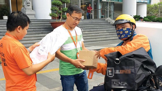 Khách nhận hàng mua từ một trang thương mại điện tử.