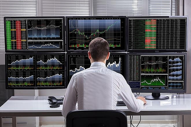 Tại Việt Nam, tốc độ bán ròng của khối ngoại đã chậm lại và có tín hiệu dòng tiền mới được rót vào chứng khoán.