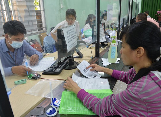 Người lao động làm thủ tục hưởng trợ cấp thất nghiệp tại Trung tâm Dịch vụ việc làm TPHCM.
