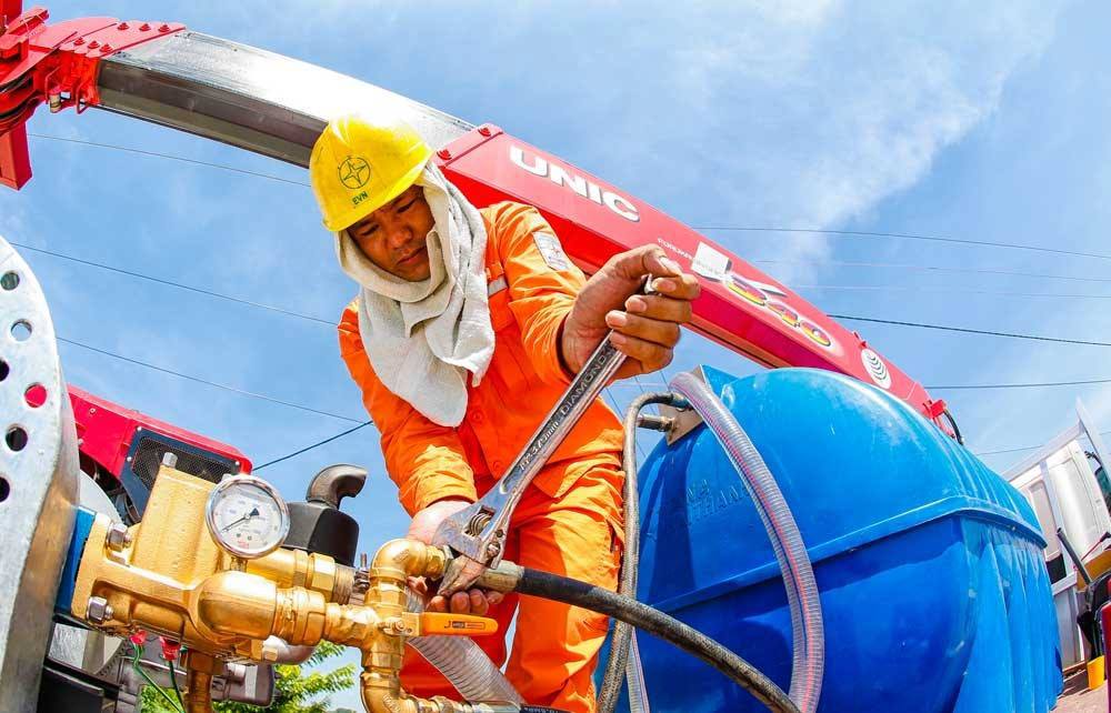 Nắng nóng kéo dài, công nhân ngành điện phải căng mình bảo đảm an toàn cung cấp điện.