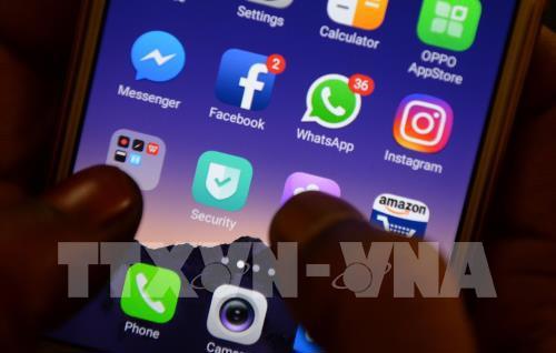 Biểu tượng Facebook trên một màn hình điện thoại. Ảnh: AFP/TTXVN