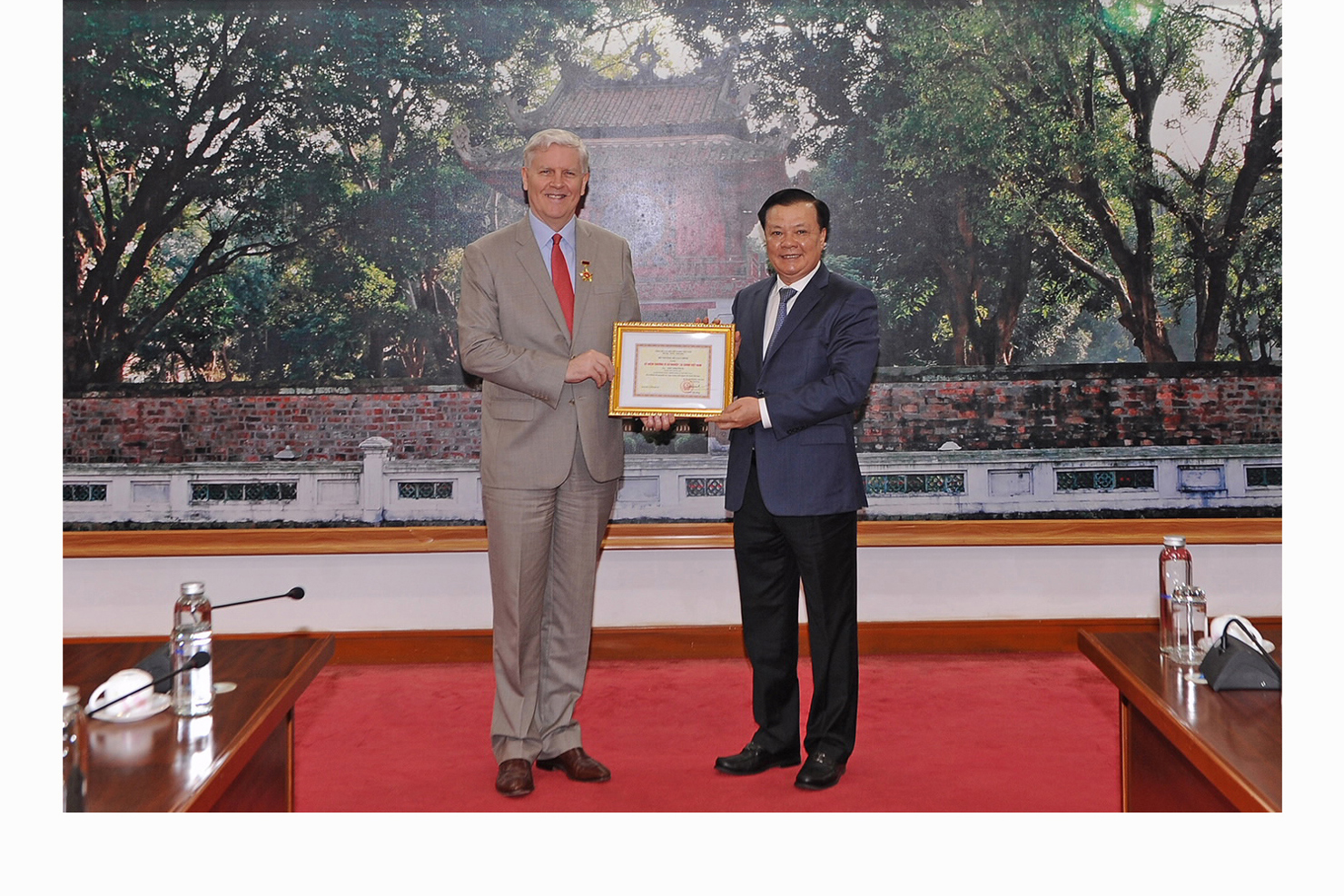 Bộ trưởng Đinh Tiến Dũng tặng Kỷ niệm chương “Vì sự nghiệp Tài chính Việt Nam” cho Giám đốc quốc gia Ngân hàng Phát triển châu Á.
