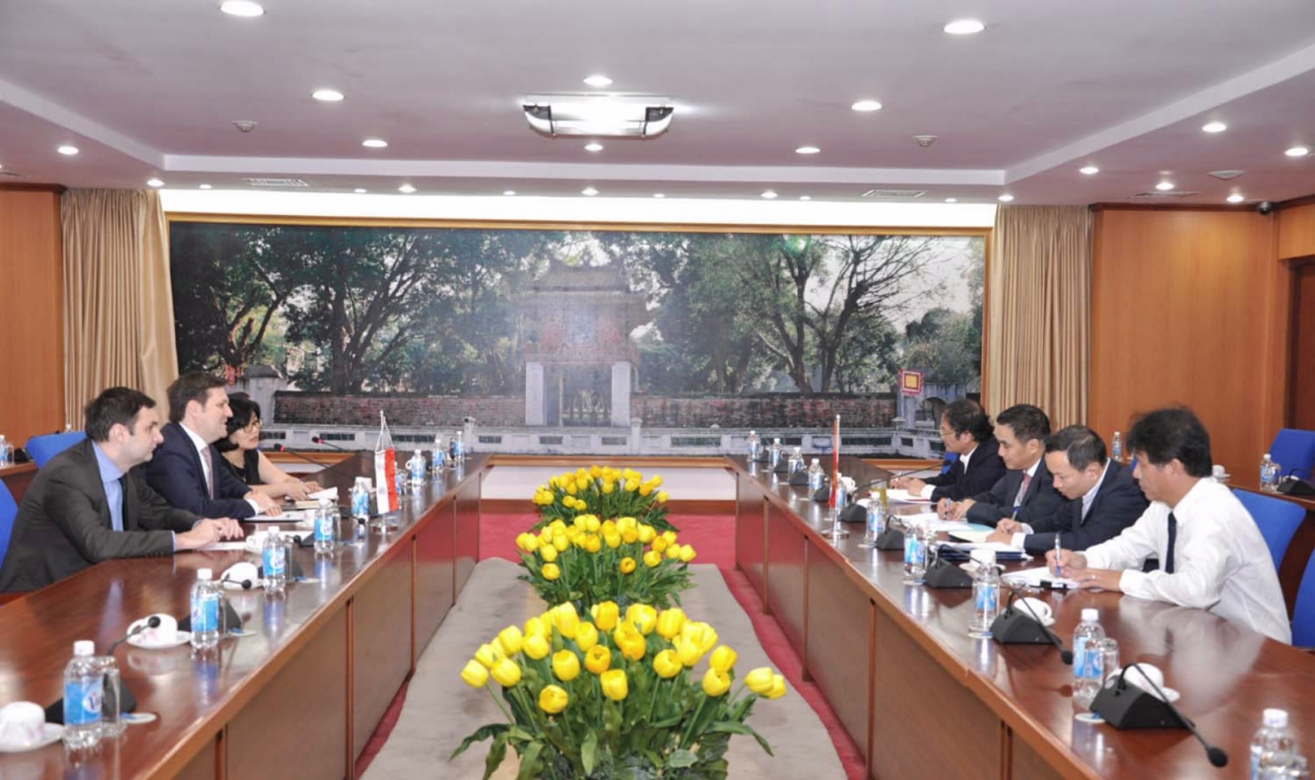 Quang cảnh buổi làm việc.