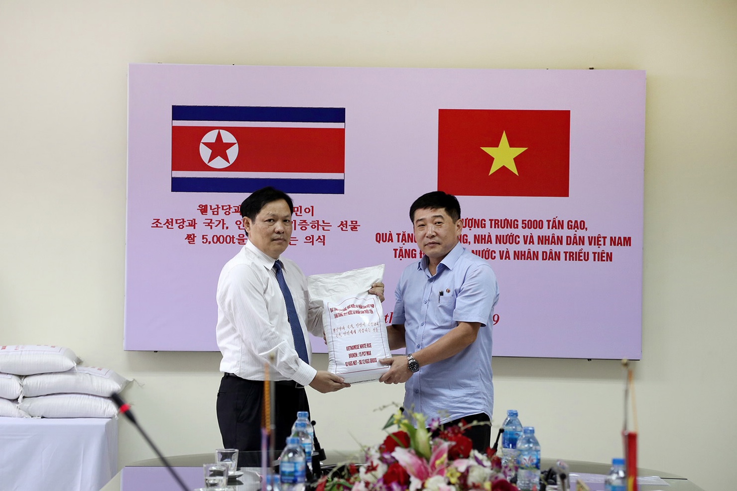 Ông Đỗ Việt Đức, Tổng cục trưởng Tổng cục DTNN trao tượng trưng 5.000 tấn gạo cho ông Pak Sang Gil, Đại diện lâm thời Đại sứ quán Triều Tiên tại Việt Nam