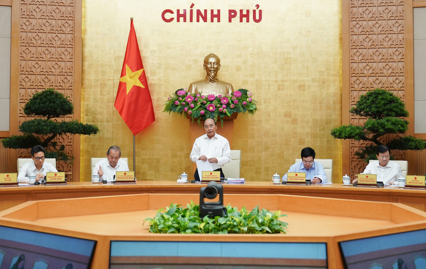 Thủ tướng Nguyễn Xuân Phúc chủ trì cuộc họp.