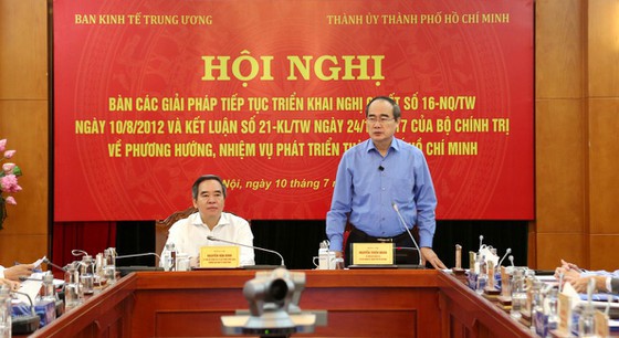 Trưởng Ban Kinh tế Trung ương Nguyễn Văn Bình và Bí thư Thành ủy TPHCM Nguyễn Thiện Nhân đồng chủ trì hội nghị.