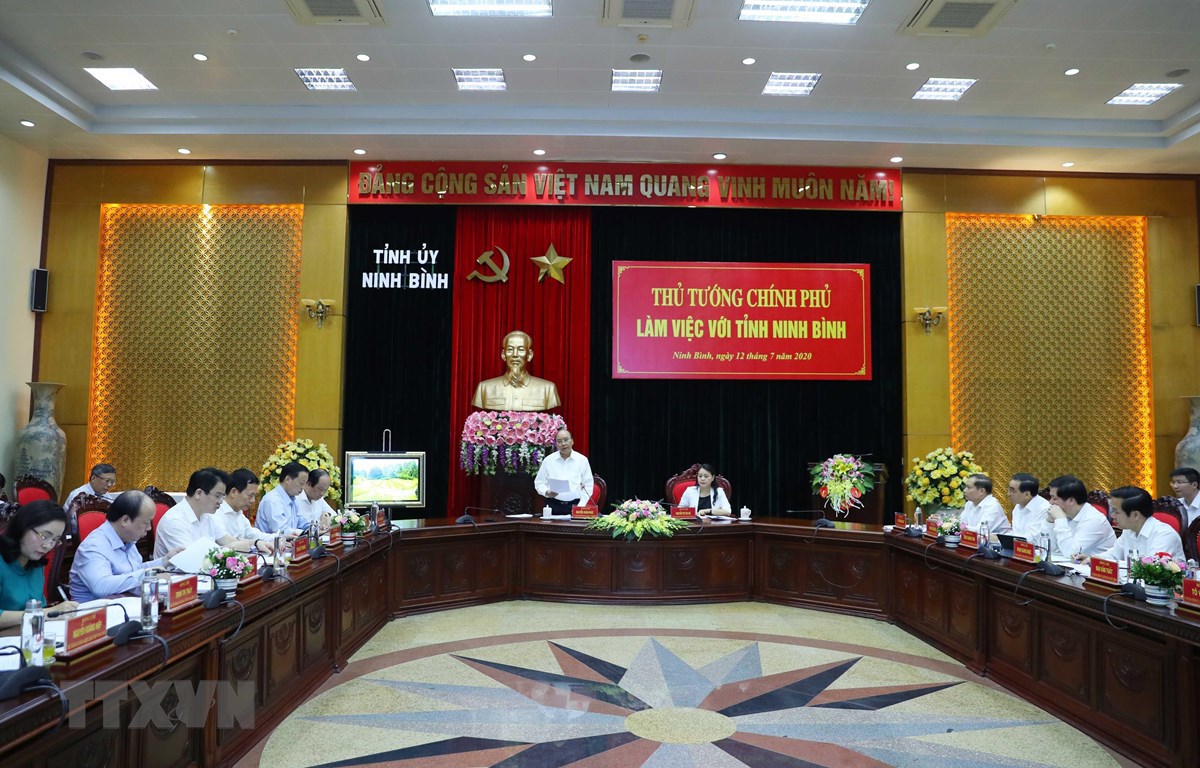 Quang cảnh buổi làm việc giữa Thủ tướng Nguyễn Xuân Phúc và cán bộ chủ chốt tỉnh Ninh Bình.