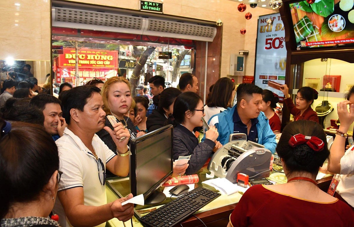 Giao dịch vàng tại Bảo Tín Minh Châu. (Ảnh: CTV)