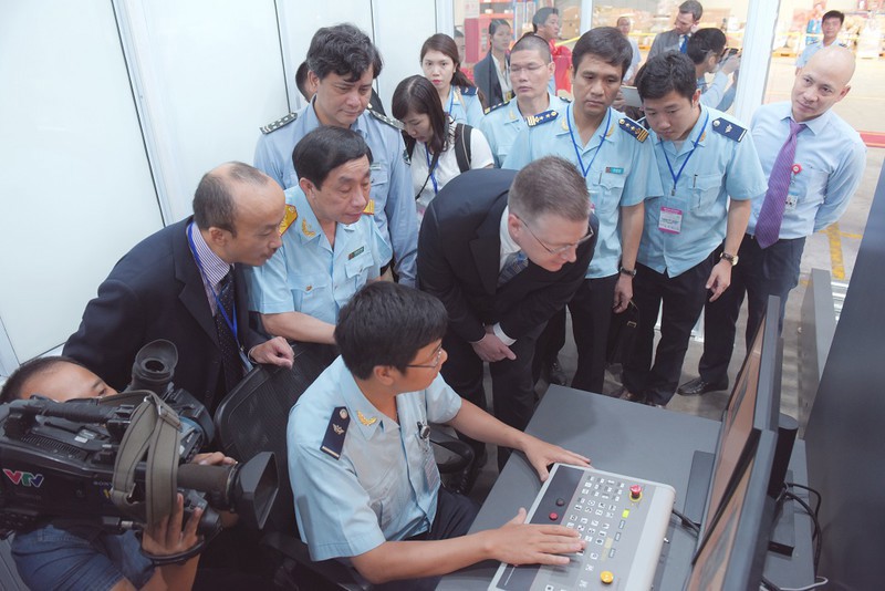 Năm 2018, Chính phủ Hòa Kỳ đã tài trợ cho hải quan Việt Nam hệ thống máy soi trị giá hơn 4 tỉ đồng nhằm giúp ngăn chặn từ xa khả năng vận chuyển bất hợp pháp các vật liệu nguy hiểm, thông qua đó ngăn chặn hoạt động khủng bố, buôn lậu.