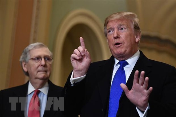 Tổng thống Mỹ Donald Trump (phải) phát biểu với báo giới sau phiên họp Quốc hội ở Washington, DC ngày 26/3/2019. (Nguồn: AFP/TTXVN)