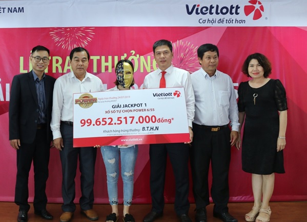 Chị B.T.H.N đại diện gia đình nhận giải Jackpot 1.