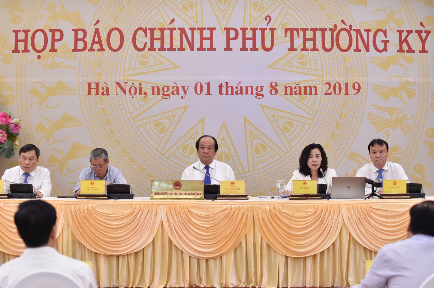 Bộ trưởng, Chủ nhiệm Văn phòng Chính phủ, Người phát ngôn của Chính phủ Mai Tiến Dũng chủ trì buổi họp báo.