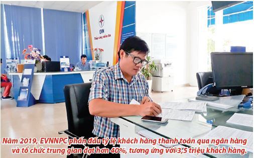 Năm 2019, EVNNPC phấn đấu tỷ lệ khách hàng thanh toán qua ngân hàng và tổ chức trung gian đạt hơn 40%, tương ứng với 3,5 triệu khách hàng.