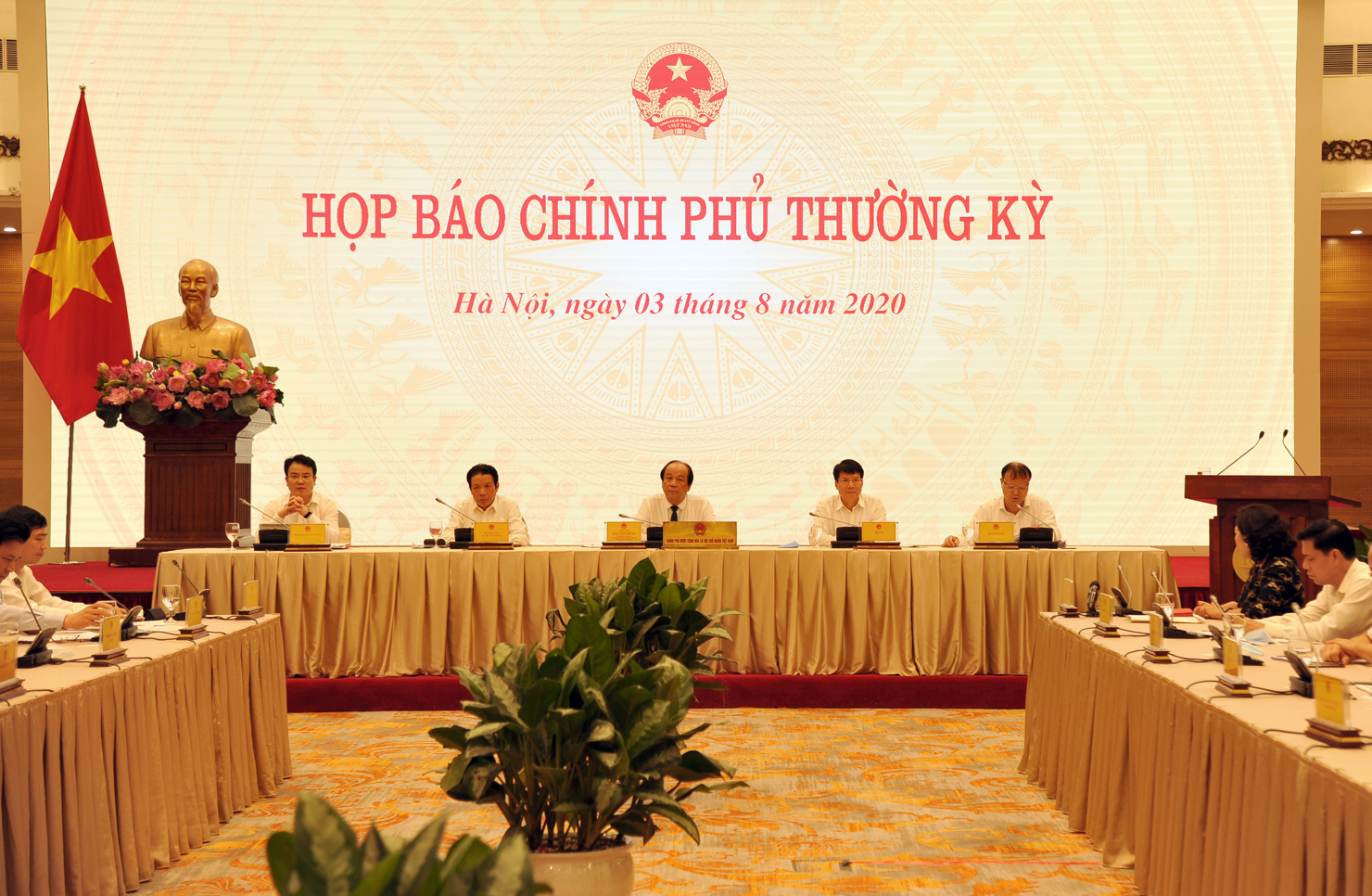 Bộ trưởng, Chủ nhiệm Văn phòng Chính phủ, Người phát ngôn Chính phủ Mai Tiến Dũng chủ trì buổi họp báo.