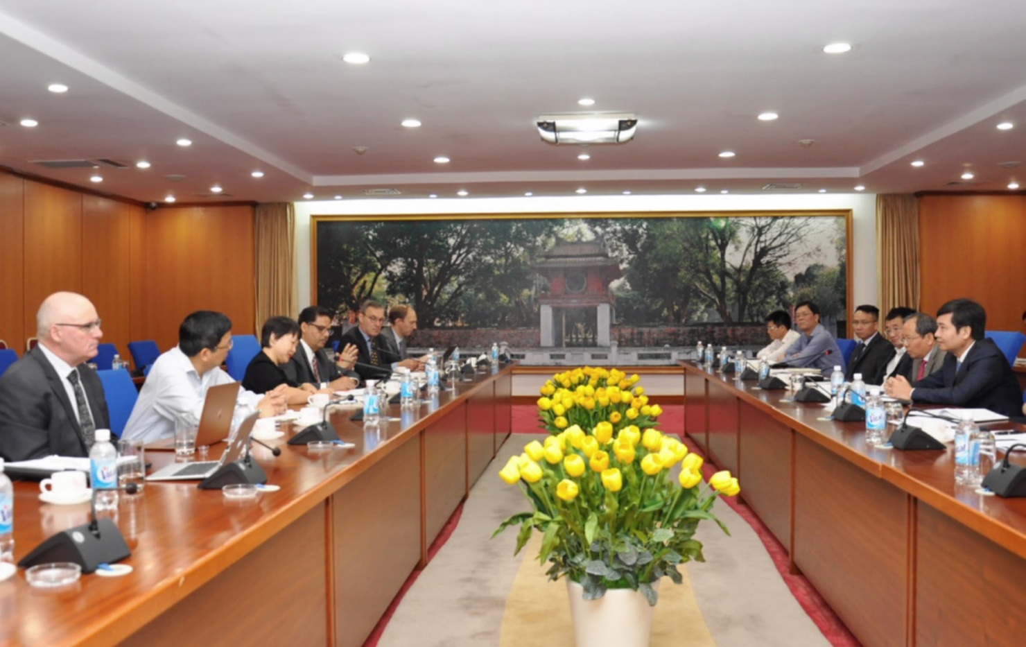 Thứ trưởng Đỗ Hoàng Anh Tuấn tiếp ông Sandeep Saxena, chuyên gia kinh tế cao cấp Vụ Các vấn đề tài khóa của Quỹ tiền tệ Quốc tế (IMF).