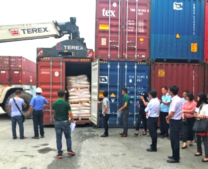 Hàng trăm container phế liệu bị "trục xuất" khỏi Việt Nam.