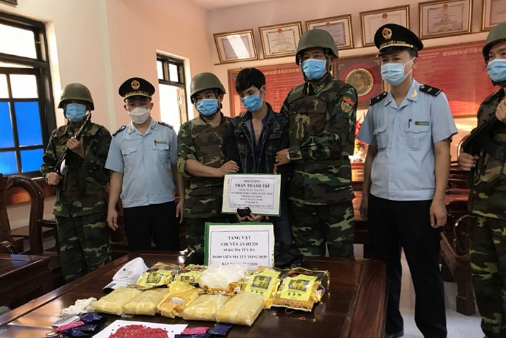 Chi cục Hải quan cửa khẩu quốc tế Cầu Treo và Đội Kiểm soát phòng chống ma tuý phối hợp với Bộ đội Biên phòng Hà Tĩnh bắt giữ 1 đối tượng vận chuyển trái phép 5 kg ma túy đá và 30.000 viên hồng phiến từ Lào về Việt Nam.