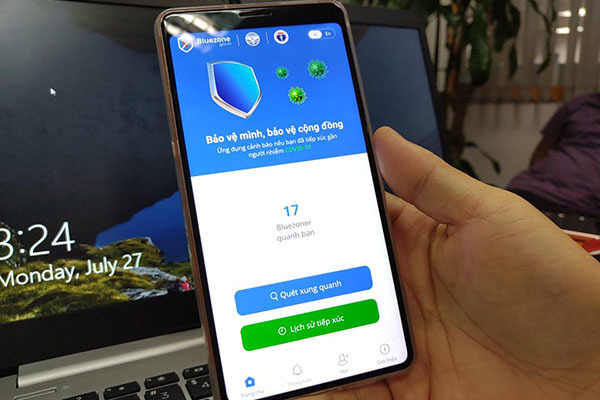 Người dân cài đặt Bluezone để phòng tránh Covid.