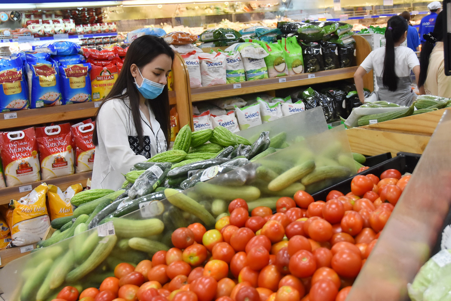 Người tiêu dùng cần chăm sóc dinh dưỡng hợp lý và bảo đảm an toàn thực phẩm.