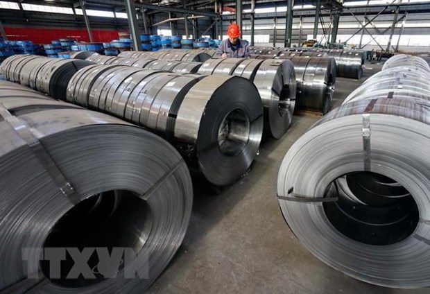 Công nhân làm việc tại một nhà máy thép ở tỉnh Hà Bắc của Trung Quốc. (Ảnh: THX/TTXVN)