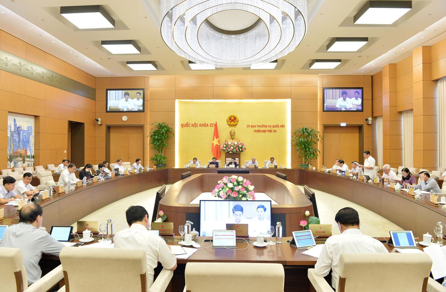 Phiên thảo luận chiều 13/8 của Uỷ ban Thường vụ Quốc hội.