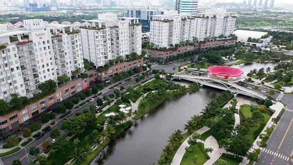 Hồ sinh thái chứa và điều tiết nước tại một khu dân cư ở quận 2 (Ảnh: Cao Thăng)