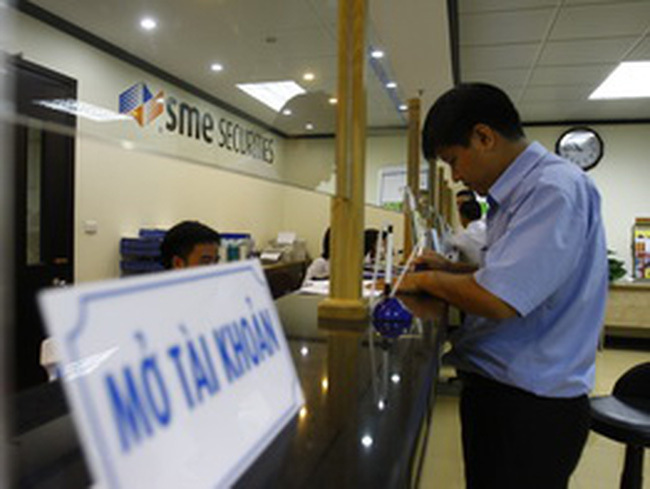Truy tố 10 bị can trong vụ lừa gần 300 tỷ đồng ở Công ty chứng khoán SMES.