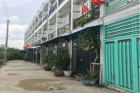 Hàng chục căn nhà người dân mới mua đang chờ bị tháo dỡ và khu đất được đem bán đấu giá