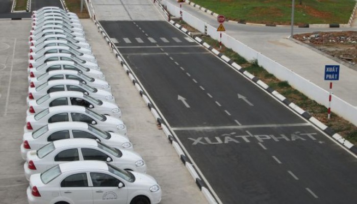 Một điểm đáng chú ý được sửa đổi trong dự luật này là quy định 1 hạng B để cấp cho người lái xe ô tô chở người đến 9 chỗ.