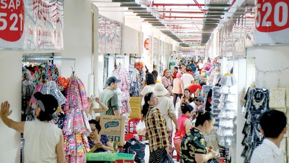Mua bán tại chợ Bình Tây, quận 6, TPHCM.