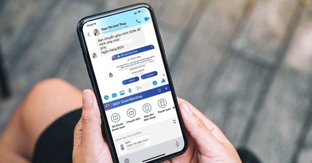 Người dùng thanh toán hóa đơn mua hàng online một cách nhanh chóng ngay khi đang trò chuyện trên ứng dụng chat. (Ảnh: Vietnam+)