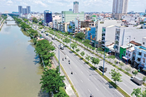 Kênh Tàu Hủ và đường Võ Văn Kiệt đoạn quận 6, TPHCM.