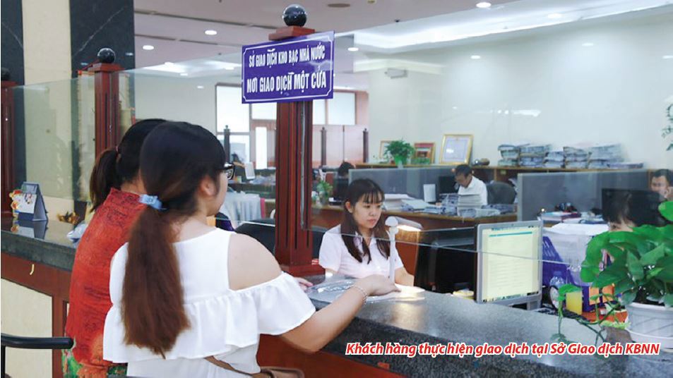 Khách hàng thực hiện giao dịch tại Sở Giao dịch KBNN.