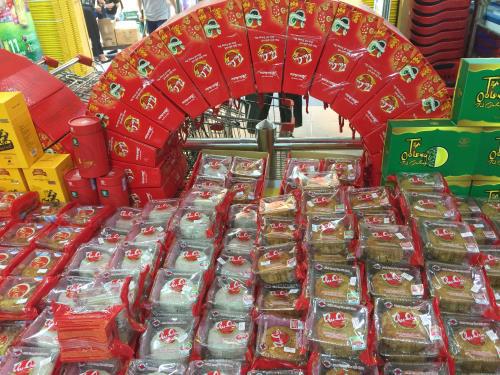 Các sản phẩm bánh Trung thu với hương vị truyền thống được bày bán tại siêu thị.