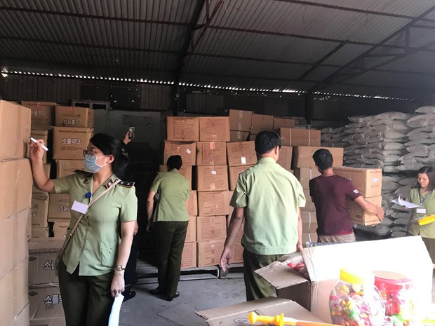 Lực lượng liên ngành đang phân loại hàng hóa để làm rõ các vi phạm theo quy định của pháp luật.