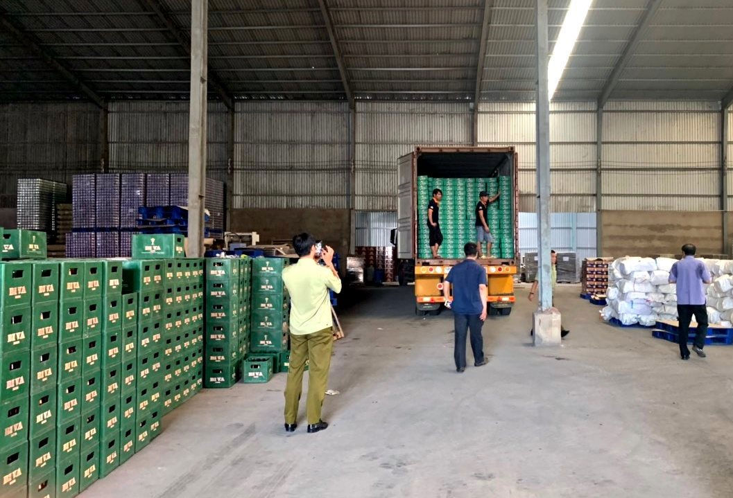 Nhà chức trách kiểm tra cơ sở sản xuất bia BIVA. Ảnh: QLTT Bà Rịa - Vũng Tàu.