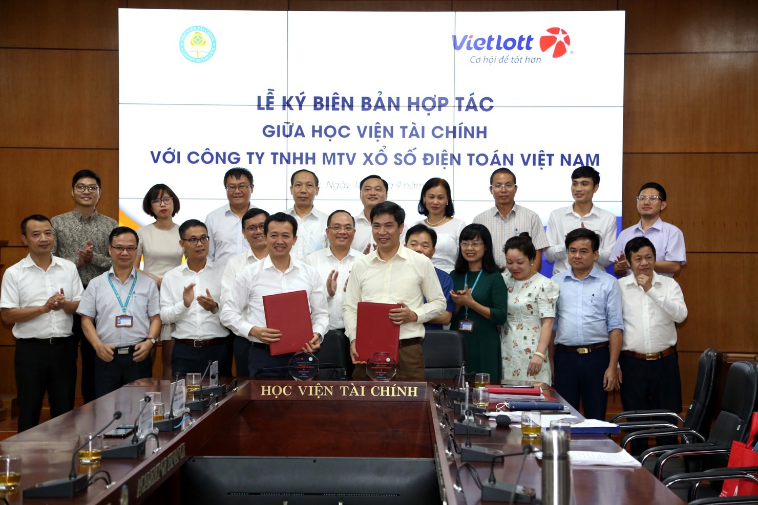 Lễ ký Biên bản hợp tác để thực hiện trao học bổng cho các bạn sinh viên giữa Vietlott và Học Viện Tài chính.