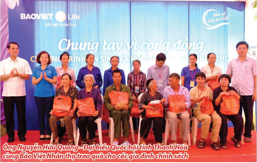 Ông Nguyễn Hữu Quang - Đại biểu Quốc hội tỉnh Thanh Hóa  cùng Bảo Việt Nhân thọ trao quà cho các gia đình chính sách.