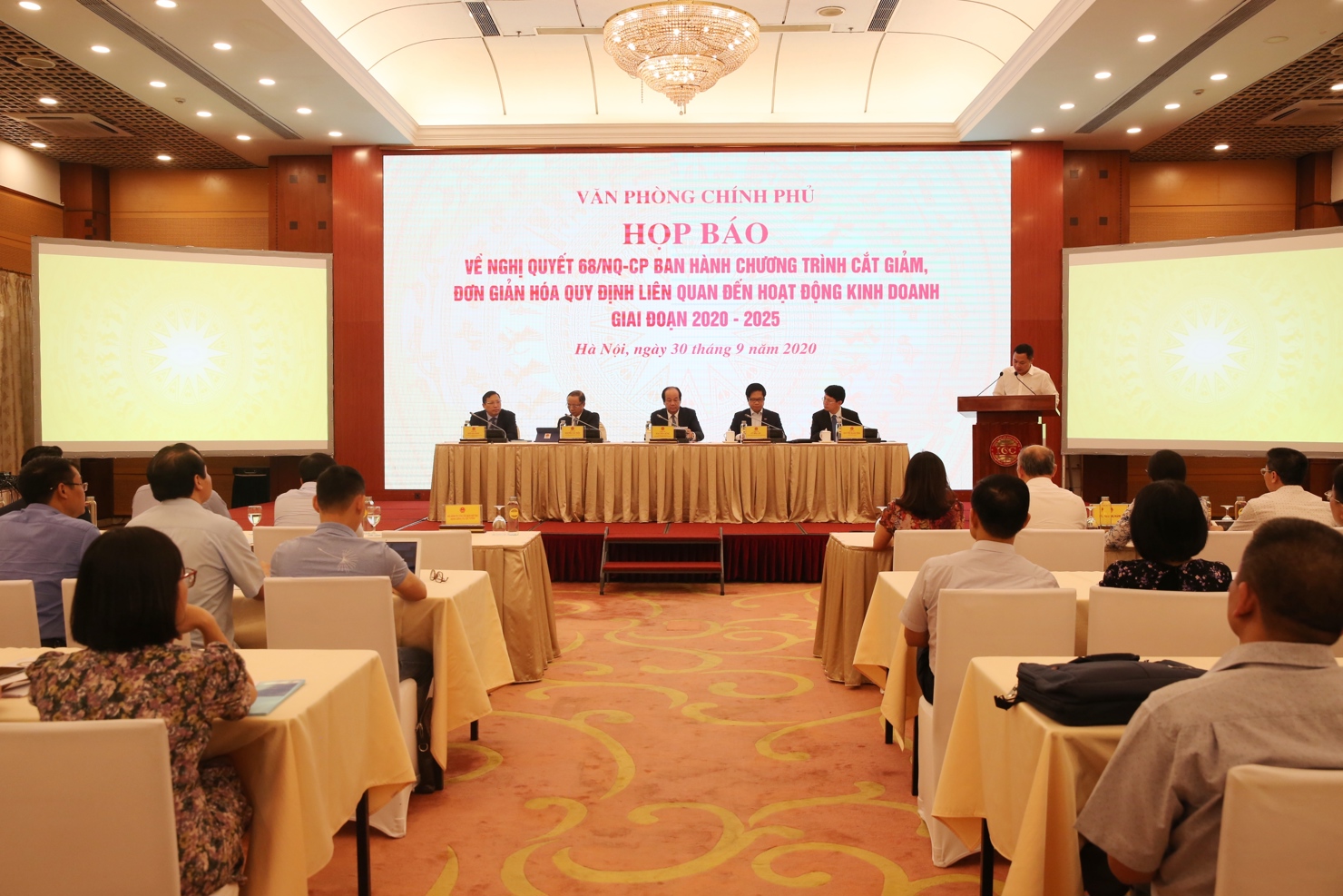 Bộ trưởng, Chủ nhiệm Văn phòng Chính phủ Mai Tiến Dũng, Người phát ngôn của Chính phủ, chủ trì buổi họp báo.