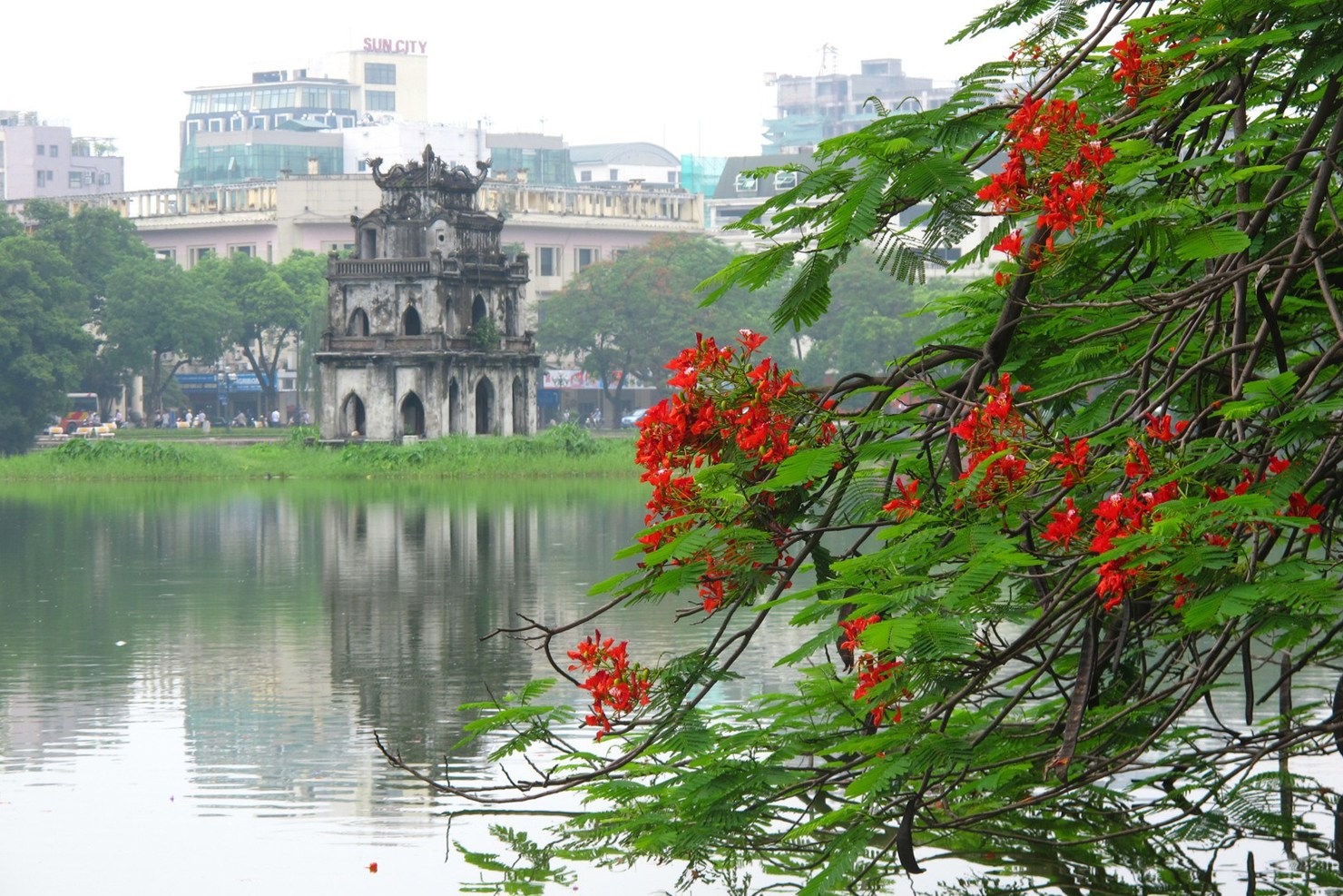 Hồ Hoàn Kiếm mang vẻ đẹp thơ mộng.