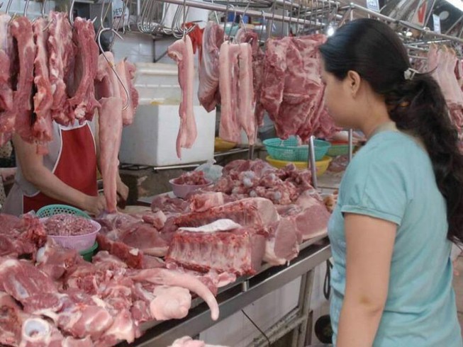 Không điều chỉnh giá thịt heo bình ổn thị trường.