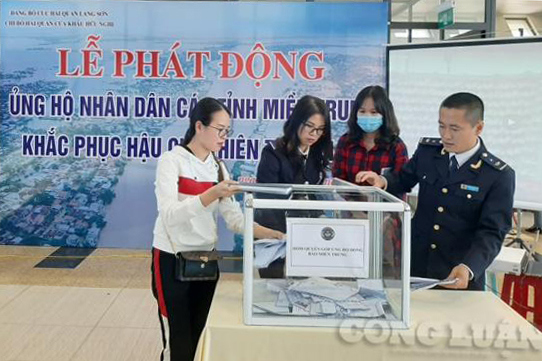 Cán bộ, nhân viên Chi cục Hải quan cửa khẩu Hữu Nghị đã chung tay ủng hộ đồng bào miền Trung.